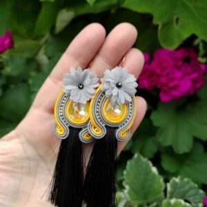 orecchini neri con nappina e fiore