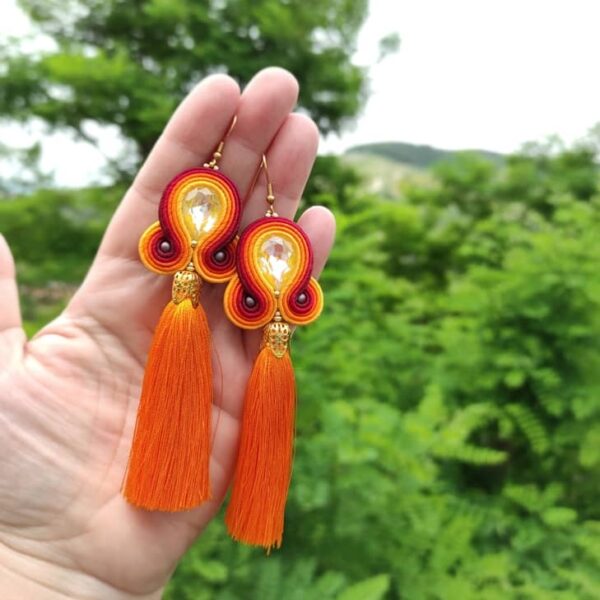 orecchini lunghi pendenti arancioni cin nappina