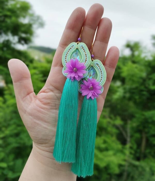 orecchini lunghi verdi con fiore