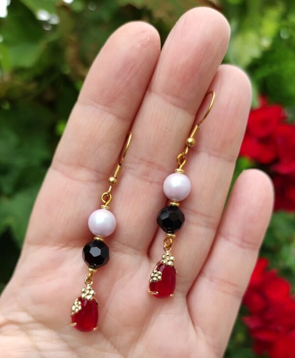 Orecchini con perla Swarovski, pendenti. Colori rosso, nero, rosa.